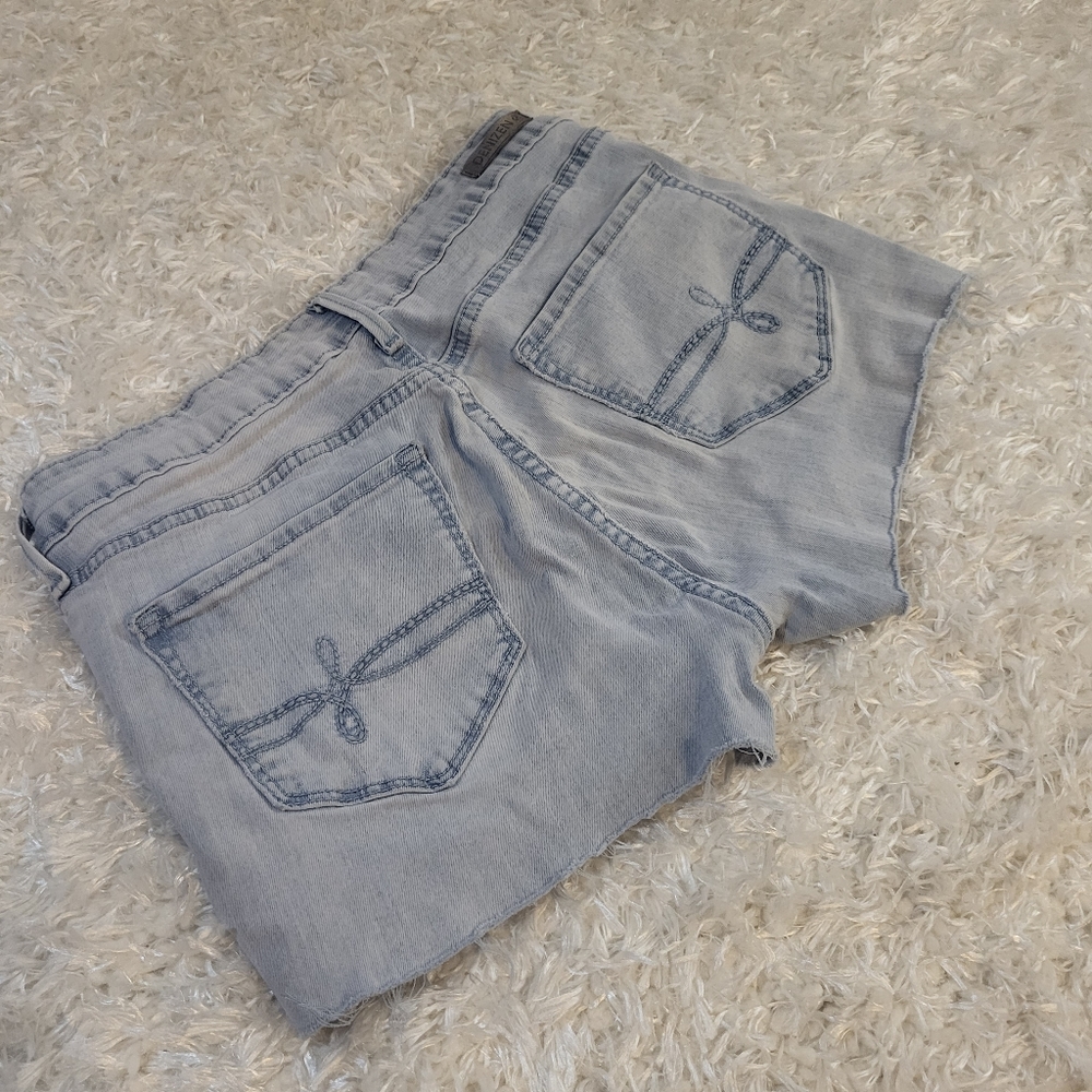 Denizen by Levi's Jegging Cut Off Shorts, Light Wash Blue, Size 9 - Picture 3 of 8